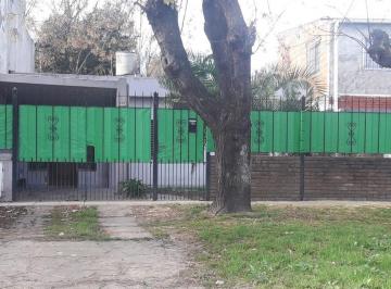Casa · 60m² · 4 Ambientes · 1 Cochera · Venta de Casa en Temperley con Garage y Gran Lote
