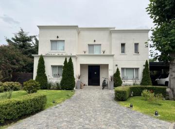 Casa · 300m² · 6 Ambientes · 2 Cocheras · Calle 23 2260, Fincas de Iraola II, Berazategui ¡Casa de Seis Ambientes en Venta!