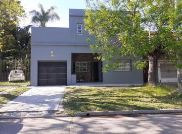 Casa · 210m² · 5 Ambientes · 2 Cocheras · Corrientes 2400, Quilmes Oeste ¡Casa de 5 Ambientes en Venta, Buena Ubicacion!