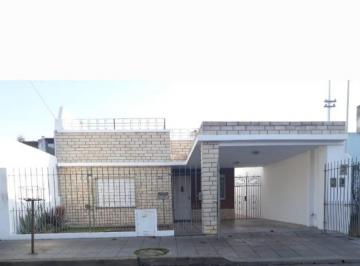 Casa · 165m² · 5 Ambientes · 1 Cochera · Casa de Cinco Ambientes con Jardin y Cochera a La Venta en Ezpeleta