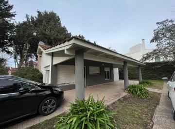 Casa · 456m² · 3 Ambientes · Casa de Tres Ambientes con Jardin, Quincho y Piscina en Country El Pato a La Venta