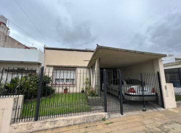 Casa · 237m² · 3 Ambientes · 1 Cochera · Casa de Tres Ambientes con Jardin a La Venta en Quilmes