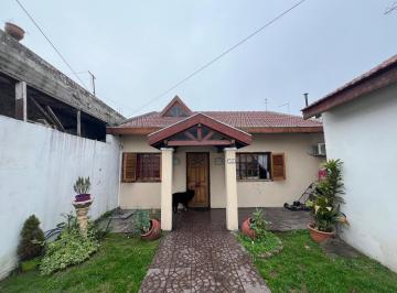 Casa · 305m² · 4 Ambientes · 1 Cochera · Casa de Cuatro Ambientes con Piscina y Cochera a La Venta en Avellaneda Crucecita