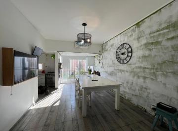 Casa · 7 Ambientes · 1 Cochera · Casa con Cochera y Patio con Piscina a La Venta en Bernal