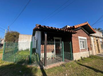Casa · 3 Ambientes · 1 Cochera · Casa de Tres Ambientes con Cochera y Jardin a La Venta en Quilmes