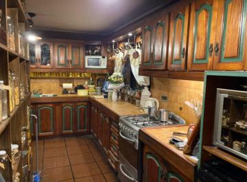 Casa · 170m² · 5 Ambientes · Casa de Cinco Ambientes con Patio Cerrado a La Venta en Quilmes Oeste