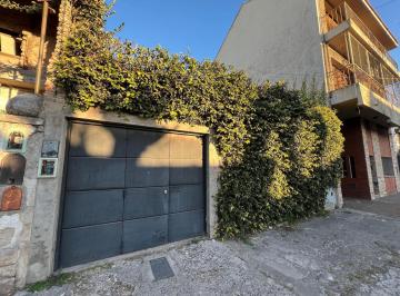 PH · 210m² · 5 Ambientes · 1 Cochera · Casa PH de Cinco Ambientes con Patio y Pileta a La Venta en Wilde
