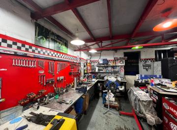Bodega-Galpón · 215m² · 3 Ambientes · Galpón con Departamento PH a La Venta en Sarandi