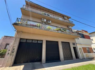 Casa · 155m² · 4 Ambientes · 1 Cochera · Propiedad Departamentos PH con Galpon y Cochera a La Venta en Villa Dominico
