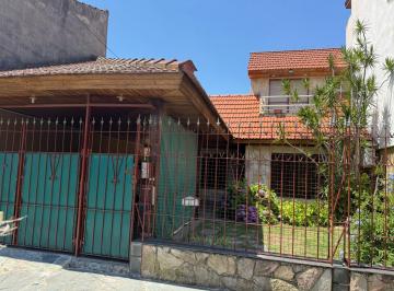 Casa · 424m² · 4 Ambientes · 1 Cochera · Casa de Cuatro Ambientes con Pileta y Quincho en Venta, Casacuberta 724!