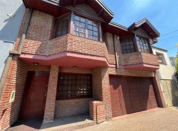 Casa · 397m² · 4 Ambientes · 1 Cochera · Casa Chalet Cuatro Ambientes con Jardín y Cochera a La Venta en Quilmes
