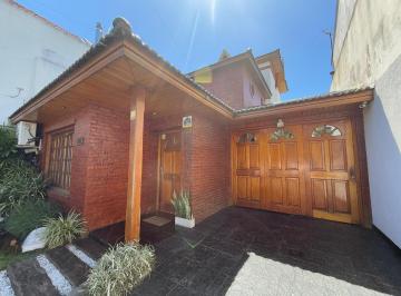 Casa · 180m² · 4 Ambientes · 3 Cocheras · Casa de Cuatro Ambientes con Jardin Cochera y Piscina a La Venta en Bernal