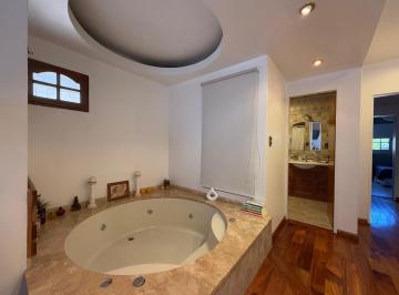 Casa · 180m² · 4 Ambientes · 3 Cocheras · Casa de Cuatro Ambientes con Jardin Cochera y Piscina a La Venta en Bernal