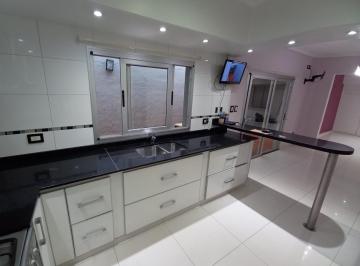 Casa · 120m² · 4 Ambientes · Amplia Casa Cuatro Ambientes con Terraza y Cochera en Venta en Wilde Centro