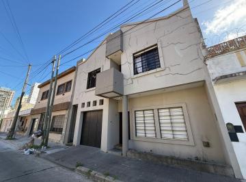 Casa · 220m² · 5 Ambientes · 1 Cochera · Casa Cinco Ambientes en Venta en Wilde
