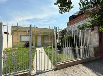 Casa · 99m² · 4 Ambientes · 1 Cochera · Casa Tres Ambientes con Patio y Cochera en Venta en Villa Dominico