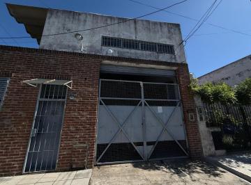 Bodega-Galpón · 216m² · Amplio Galpon en Alquiler en Avellaneda