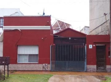 Casa · 190m² · 3 Ambientes · 1 Cochera · Casa Tres Ambientes con Fondo y Terraza a La Venta en Wilde