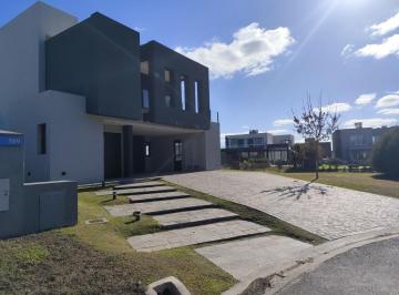 Casa · 288m² · 5 Ambientes · Casa en Venta - 3 Dorm. 3 Baños - 931 m² - Canning
