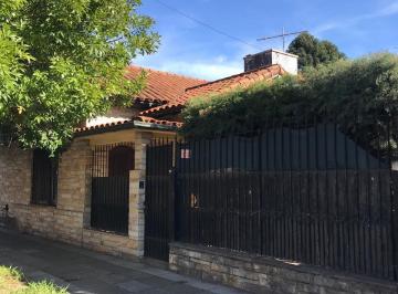 Casa de 7 ambientes, José C Paz · Solido y Amplio Chalet Colonial con Piscina.