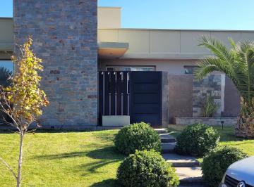 Casa · 130m² · 5 Ambientes · 2 Cocheras · Ideal Casa en Barrio Privado