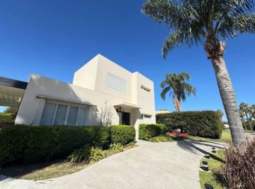 Casa · 170m² · 5 Ambientes · 2 Cocheras · Venta - Casa Ápto Credito de 2 Dorm.. Miraflores, Funes