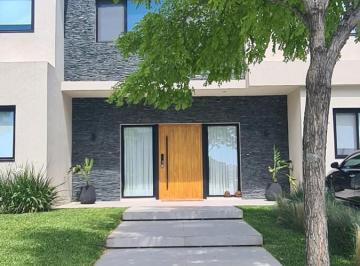 Casa · 317m² · 9 Ambientes · 1 Cochera · Casa en Venta 5 Dorm. Al Lago