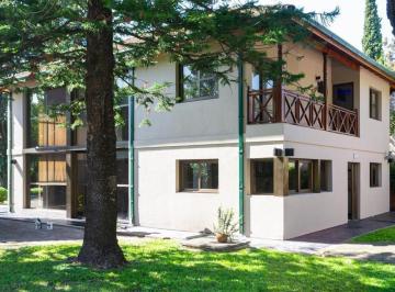Casa · 370m² · 4 Ambientes · 8 Cocheras · Chalet en Venta en Llavallol