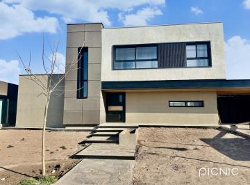 Casa · 400m² · 6 Ambientes · 3 Cocheras · Casa en Barrio Privado