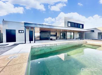 Casa · 400m² · 6 Ambientes · 3 Cocheras · Casa en Barrio Privado