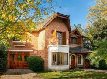 Casa · 240m² · 4 Dormitorios · 2 Cocheras · Casa en Venta - Barrio El Casco, Moreno