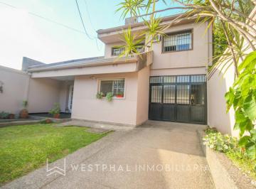 Casa · 255m² · 7 Ambientes · 3 Cocheras · - Venta - Casa 4 Dorm. con Pileta - Pje. Santiago Altura Mate de Luna Al 4100
