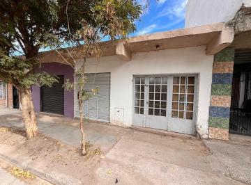 Casa · 115m² · 5 Ambientes · 1 Cochera · Casa con Dos Locales Comerciales.