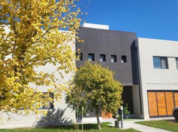Casa · 320m² · 4 Ambientes · 2 Cocheras · Casa - Capital