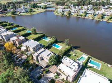 Casa · 240m² · 5 Ambientes · 2 Cocheras · Casa en Venta - Lote a La Laguna - La Comarca, Bancalari