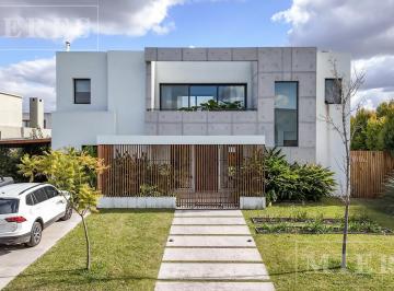 Casa · 320m² · 6 Ambientes · 5 Cocheras · Casa en Venta Sobre Lote Interno en Barbarita