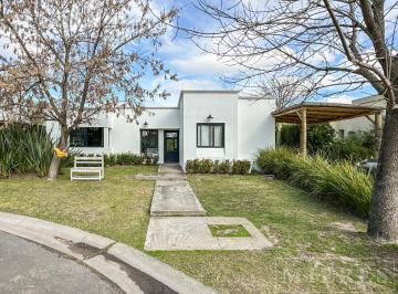 Casa · 122m² · 5 Ambientes · 2 Cocheras · Casa en Venta Sobre Lote Interno en La Comarca Bancalari