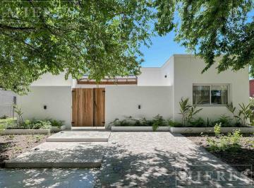 Casa · 160m² · 4 Ambientes · 2 Cocheras · Casa en Venta Desarrollada en Una Planta - La Comarca Bancalari