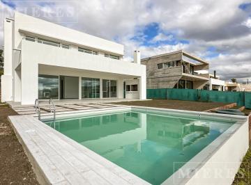 Casa · 249m² · 5 Ambientes · 2 Cocheras · Casa en Venta a La Laguna en Laguna Grande - Villanueva.