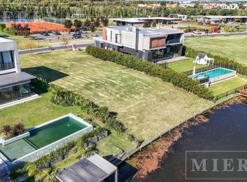 Terreno · 902m² · Lote en Venta Al Lago en El Barrio Virazon de Nordelta.