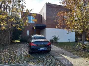 Casa · 255m² · 5 Ambientes · 2 Cocheras · Casa en Venta en Tipas, Nordelta.