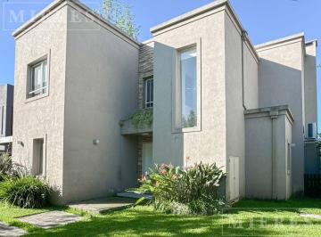Casa · 200m² · 4 Ambientes · 3 Cocheras · Casa en Venta a La Laguna en San Francisco, Villanueva.
