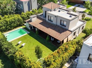 Casa · 215m² · 7 Ambientes · 6 Cocheras · Muy Linda Casa en Venta en Barbarita, Bancalari