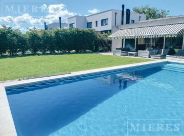 Casa · 175m² · 4 Ambientes · 2 Cocheras · Casa en Venta Sobre Lote Interno en El Barrio La Comarca.