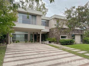 Casa · 355m² · 7 Ambientes · 2 Cocheras · Excelente Casa en Venta a La Laguna en El El Encuentro