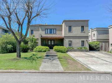 Casa · 224m² · 4 Ambientes · 4 Cocheras · Venta - Casa Al Golf en San Isidro Labrador, Villanueva.