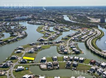 Terreno · 940m² · Lote en El Barrio Virazon Al Lago con Gran Orientacion