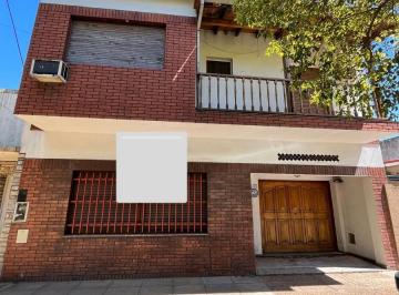 Casa · 240m² · 7 Ambientes · 1 Cochera · Casa en Venta en Villa Lynch 7 Ambientes Cochera y Jardin