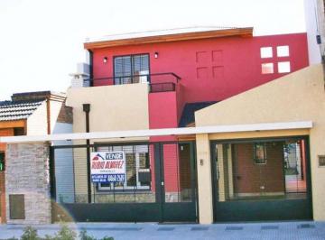 Casa · 120m² · 4 Dormitorios · 1 Cochera · Casa 5 Amb Totalmente Remodelada a Nuevo C/ Cochera - Oportunidad! Hasta El 25% del Total Financiado