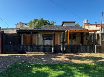 Casa · 212m² · 4 Ambientes · 1 Cochera · Venta Casa en Banfield *apto Credito*